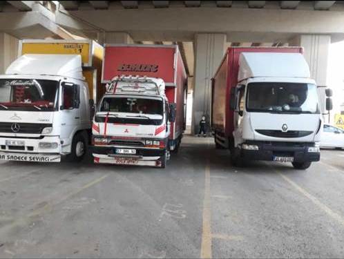 İzmir Yeniçağ Nakliyat kamyonları